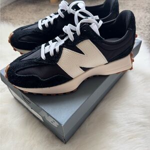 New Balance Women's 327 Shoes